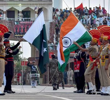 wagha-border-flag-lowering-ceremony-pakistan-and-india-1